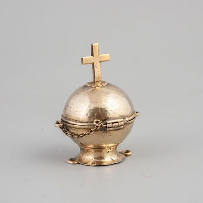 null Boîte à Saint Chrême en métal doré. 
H. 8 cm.