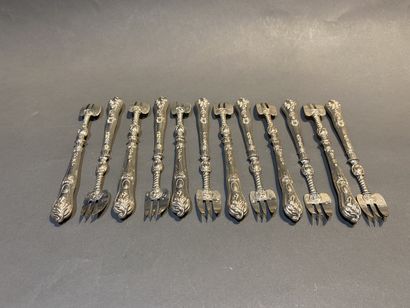 null Série de douze fourchettes à huïtres en argent 800 °/°° à décor de palmettes...