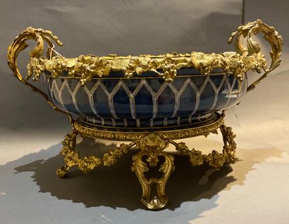 null Sèvres Jacob MEYER-HEINE

Rare grande coupe ronde en porcelaine émaillé à fond...