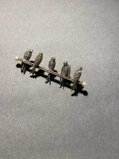 null 
Broche barrette ornée de 5 hirondelles en or 585 °/°° et argent 950 °/°° sertie...