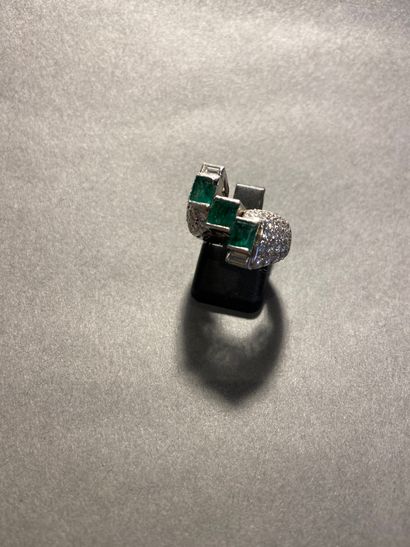 null 
Crossed ring in white gold 750°/°° and platinum set with three emeralds enhanced...