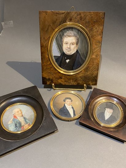 null Ensemble de quatre miniatures Portraits d'homme.

A vue D. 7 et 7 cm et 6 x...