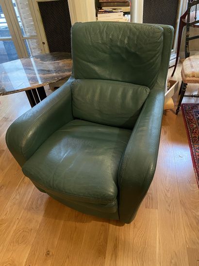 null ROCHE BOBOIS. Fauteuil club en cuir vert