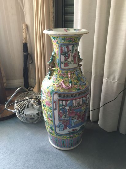 null CANTON.

Paire de vases balustres en porcelaine à décor d'émaux polychromes...