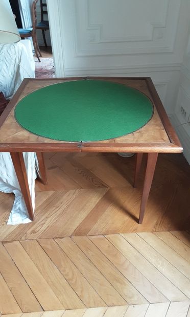 null Table à jeux en bois de placage présentant un décor marqueté d'un échiquier,...