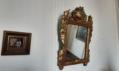 null Miroir à fronton en bois et stuc peint et doré.

70 x 47 cm.