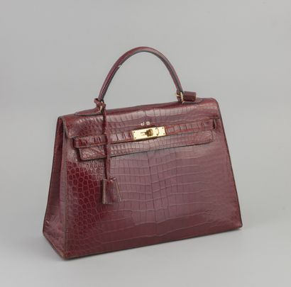 null HERMES PARIS.

Sac kelly en crocodile bordeaux avec cloche, cadenas et clé....