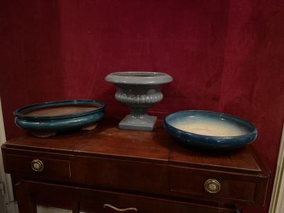 null Lot comprenant deux plats en céramique émaillée bleu et un vase Médicis en céramique...