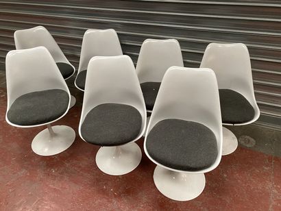 null Eero SAARINEN (1910-1961)

Huit chaises "Tulipe",pivotantes, pieds en fonte...