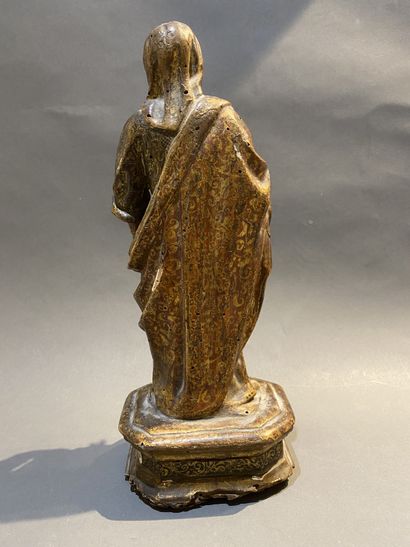null Vierge en bois sculpté à décor polychrome et or.

H. 33 cm.

Accidents et m...