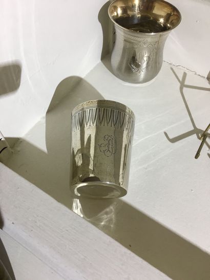 null Timbale en argent guilloché 950 °/°° rehaussé d'un médaillon chiffré.

Orfèvre...