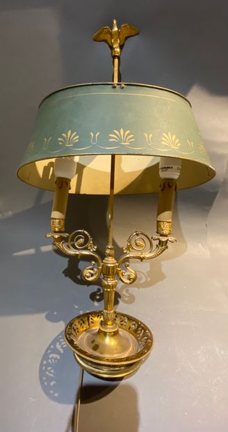 null Lampe bouillotte en bronze doré à deux bras de lumière et fût à crémaillère,...