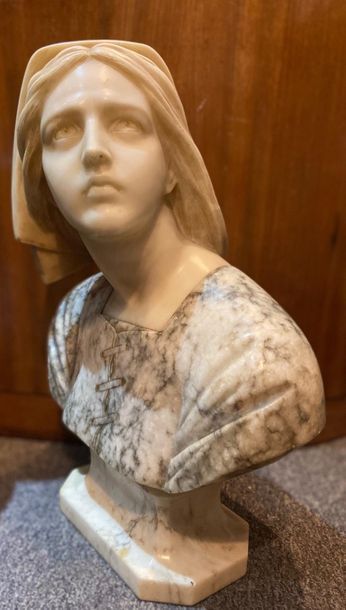 null Jeanne d'Arc. 
Buste en deux marbres. 
H. 56 cm.