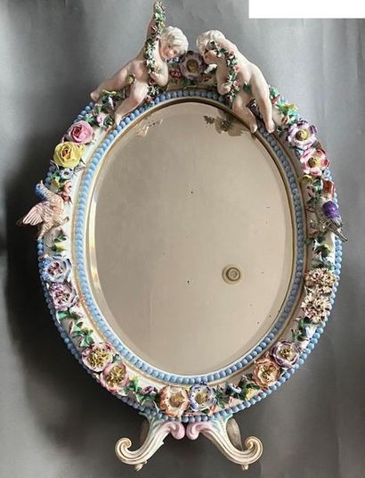 null Miroir en porcelaine de l'Est à décor de fleurs, rehaussé d'un couple d'angelots....