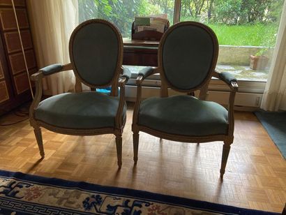 null Paire de fauteuils médaillons en bois laqué blanc
Style Louis XVI
H. 93 L. 63...
