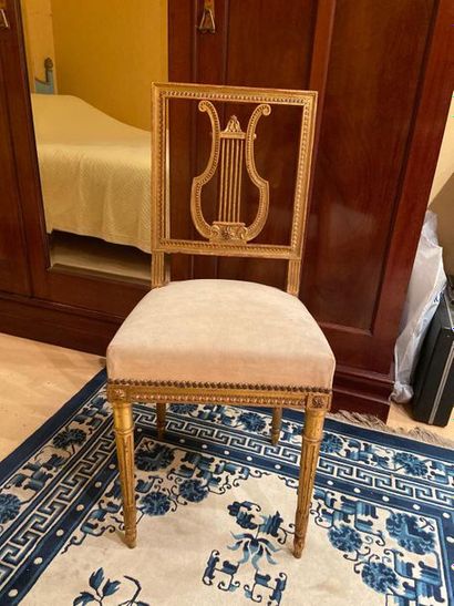 null Chaise de chambre en bois doré, dossier ajouré à décor de lyre
Style Louis XVI
H....