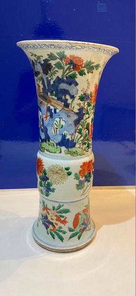 null Vase de forme Gu, en porcelaine et émaux wucai, à décor organisé en trois registres...