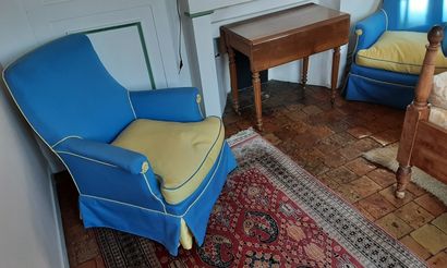 null Deux fauteuils confortables recouverts de tissu bleu et coussins jaune.