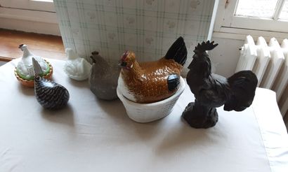 null Gallinacés

Trois terrines poule, un coq en métal et deux poules