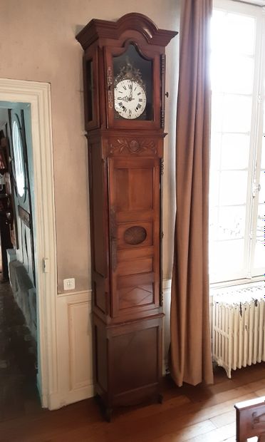 null Horloge comtoise en bois naturel. 

Style Directoire.

H. 246 cm.