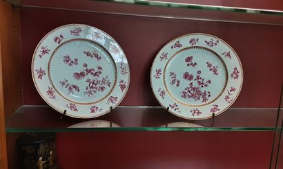 null Compagnie des Indes

Deux assiettes en porcelaine à décor en camaïeu rose et...