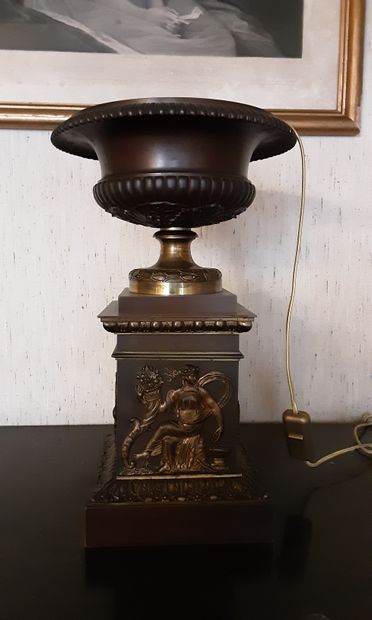 null Cassolette en bronze, fût carré à décor d'une corne d'abondance.

H. 37 cm.