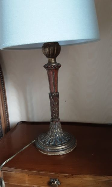 null Bougeoir en bois sculpté anciennement polychrome, monté en lampe.

H. 32 cm...