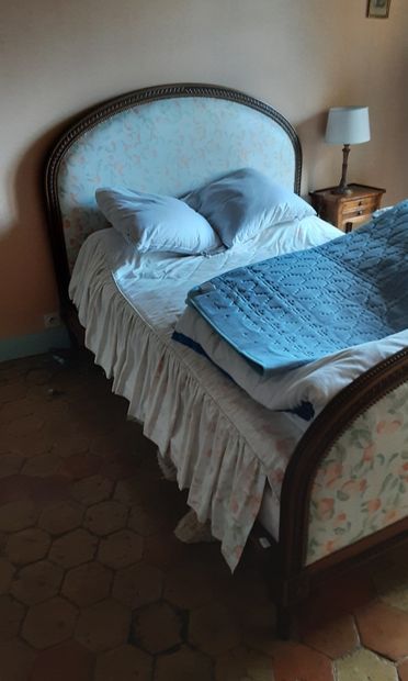 null Mobilier de chambre à coucher comprenant un lit en bois naturel mouluré et sculpté...