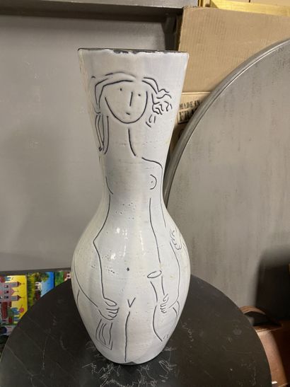 null VALLAURIS

Vase en céramique émaillée à décor de deux femmes. 

Signé sous la...