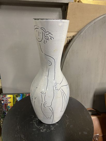 null VALLAURIS

Vase en céramique émaillée à décor de deux femmes. 

Signé sous la...