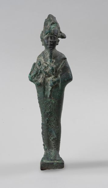 null Statuette d'Osiris en bronze à patine verte.

Egypte basse époque

H. 25 cm...