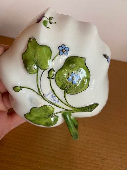 null COUPELLE


porcelaine de Dresde


décor floral


long. 12 cm.