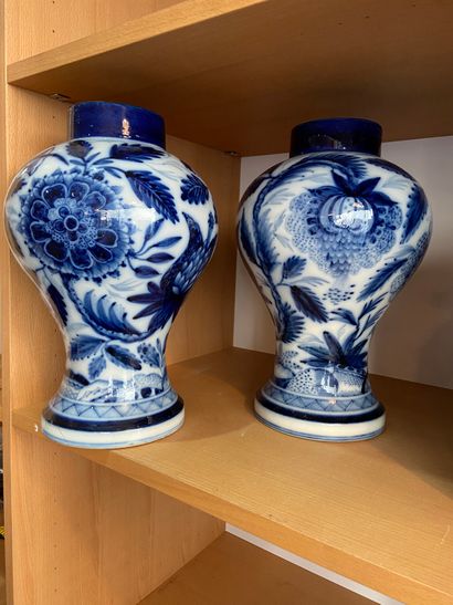 null Paire de hauts vases en porcelaine décor camaïeu bleu de fleurs 


H. 32 cm.


(un...
