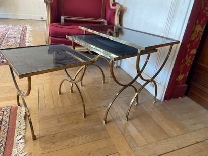 null 3 tables gigognes 


Années 1960'


Laiton et verre noirci


Grande H45 L53,5...