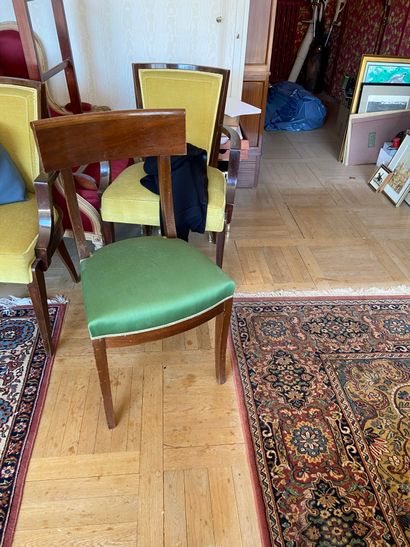 null 2 fauteuils et 2 chaises


Placage de noyer


Années 1960'


Tissu vert