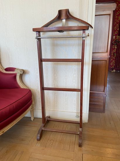 null Valet de chambre


Noyer et métal


Années 1970'


H114 cm.