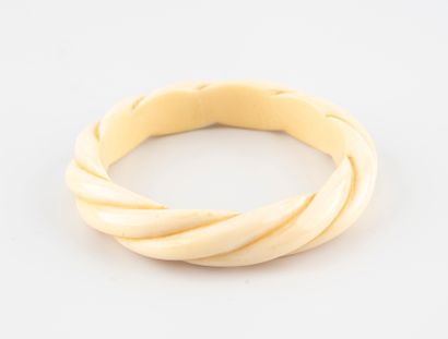 null Bracelet jonc en ivoire torsadé.

Poids : 34,95 g.