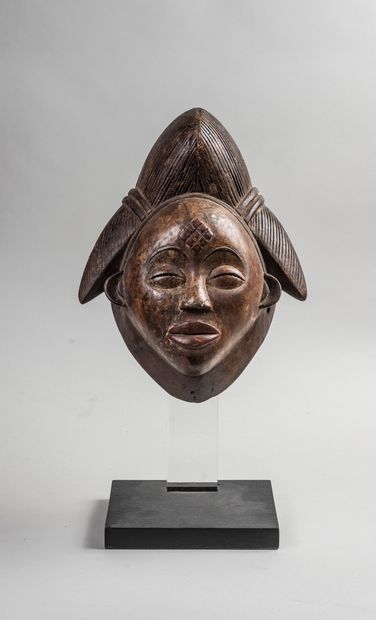 
Masque PUNU en bois sculpté. H.33 cm.

