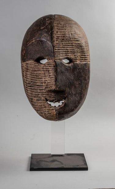 null 
République démocratique du CONGO (RDC), masque KUMU. H 38 cm.
