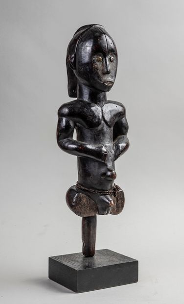 null 
Statuette représentant un homme en bois sculpté patiné FANG. H.37.5 cm.
