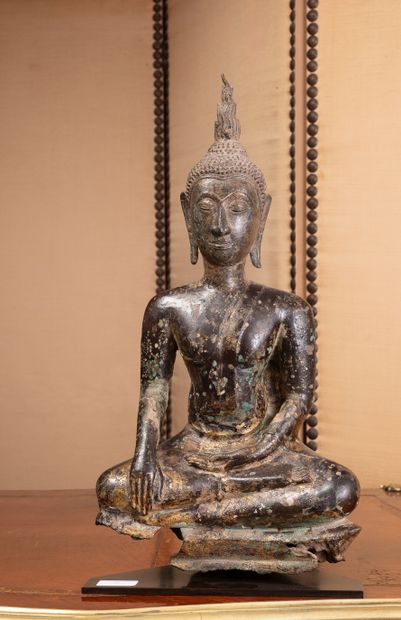 null Bouddha en bronze assis en bhumisparsha mudrâ. 

Travail de Thailande ou du...