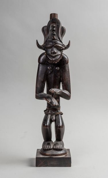 null 
ANGOLA, TSHOKWE statue en bois sculpté. H. 38.5 cm.
