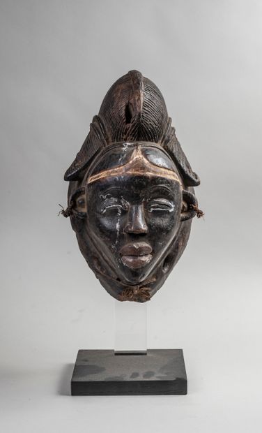 null 
PUNU mask in carved wood. H 39 cm.
