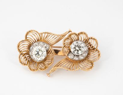 null Broche double clips de revers en or 750°/°° et platine stylisant une fleur à...