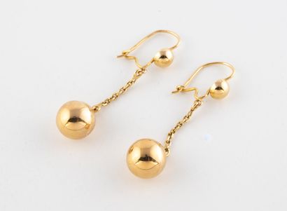 Pair of earrings in gold 750°/°° holding...