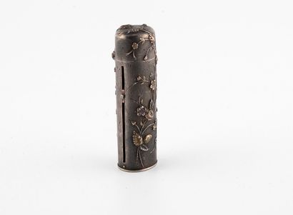 null Silver lipstick case decorated with garlands of roses. 

Circa 1920.

Weight...