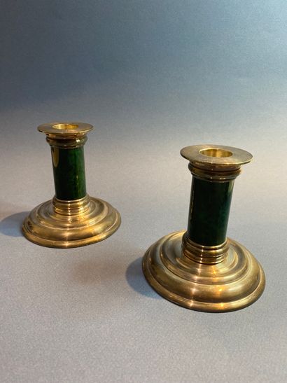 null PUIFORCAT

Two candlesticks on round base in silver plated metal and lacquer...