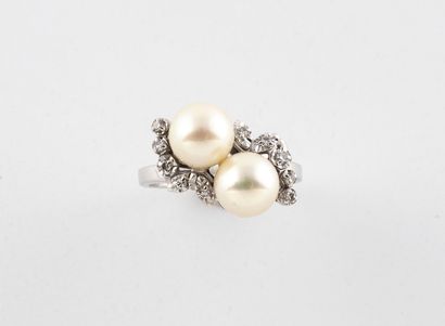 null Crossed ring in white gold 750°/°° set with two cultured pearls enhanced with...