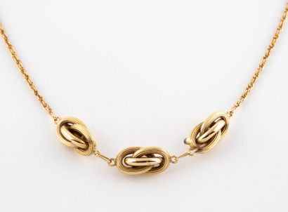 null Gold necklace with three twisted knots.

Weight : 8,76 g.