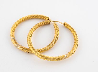 null Pair of twisted creoles in gold 750°/°°°. 

Weight : 7,29 g.